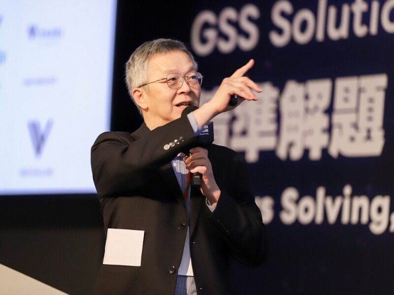 叡揚資訊張培鏞董事長開場致詞,分享叡揚於 AI 時代的觀察與經驗。