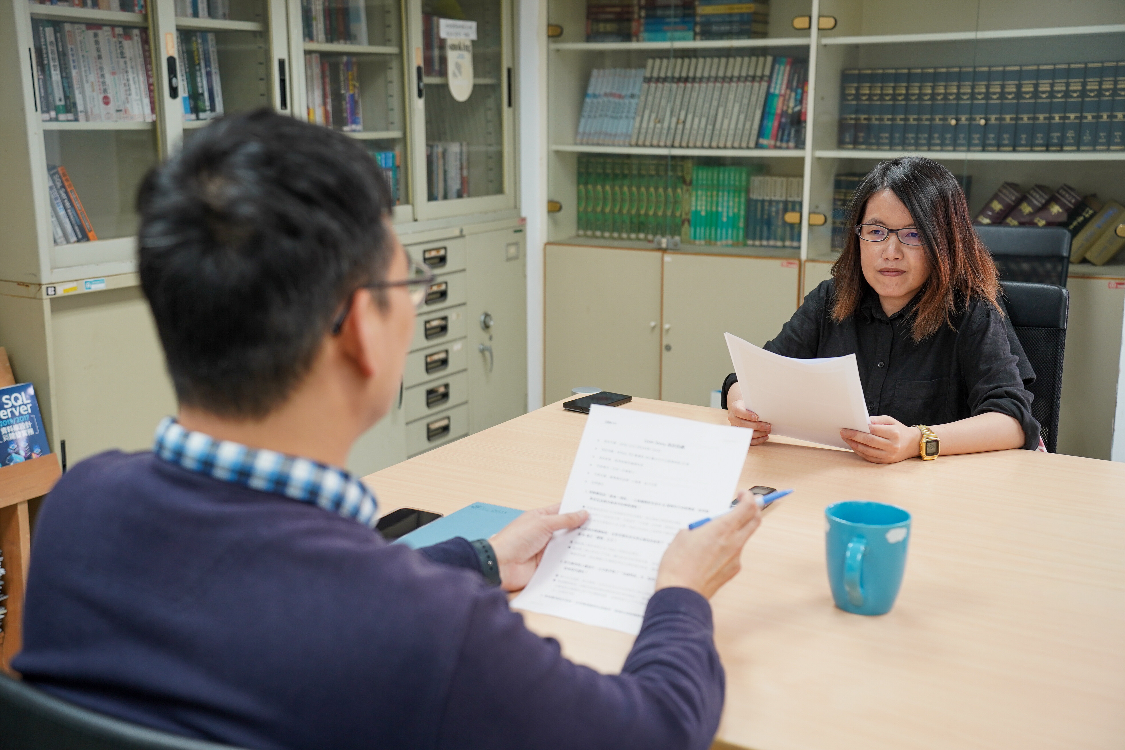 經濟部資訊處 喻科長 (左) 表示公務體系需要的不是聊天機器人，而是具備可信賴度的技術架構 