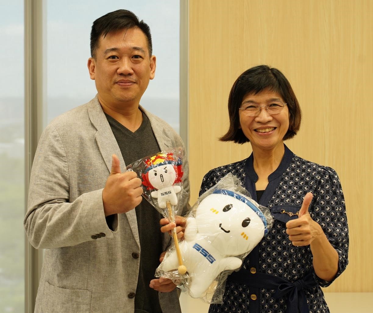 展貿科技總經理、電商「摩」範生張藤耀 ( 左 ) 與叡揚資訊 雲端及巨資事業群總經理胡瑞柔 ( 右 )。