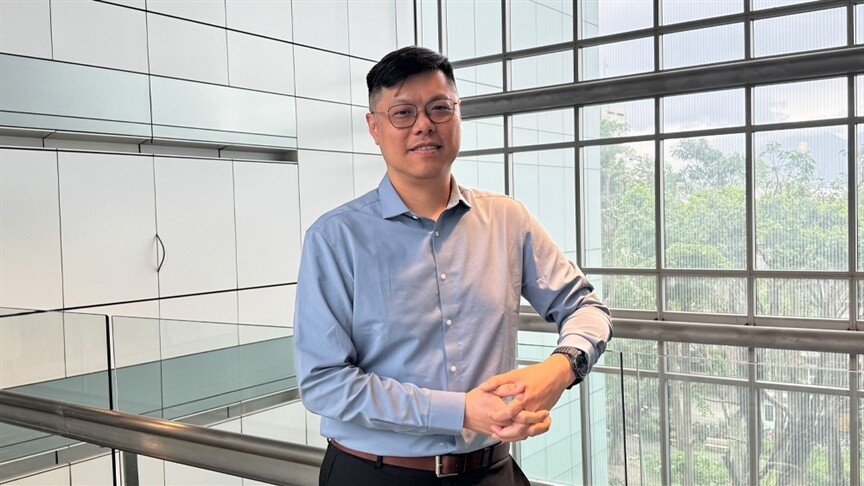 叡揚資訊副總經理符文藻指出,企業導入AI應先盤點流程與資料品質,搭配RAG、權限控管與人機協作機制,讓AI融入日常作業並可稽核、可持續擴展。圖 / 網管人