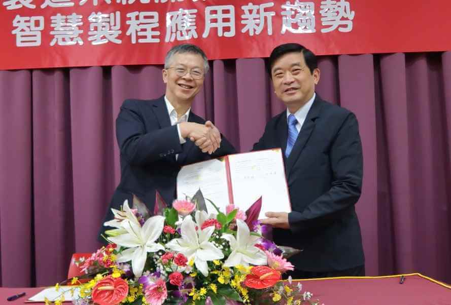 紡織所所長李貴琪(右)與叡揚資訊董事長張培鏞(左)簽訂合作協議書。 李炎奇/攝影