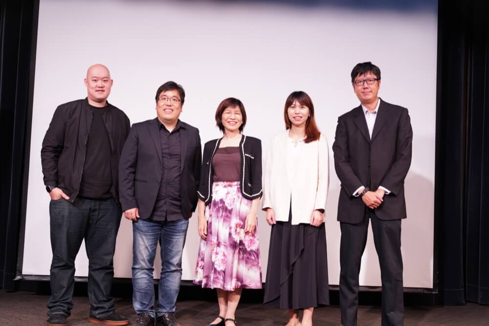 (左起)綠藤生機零售經理鄭毅、讚點子執行長暨創辦人權自強、叡揚資訊雲端及巨資事業群總經理胡瑞柔、處長楊東城與數據分析師楊思共同合影。