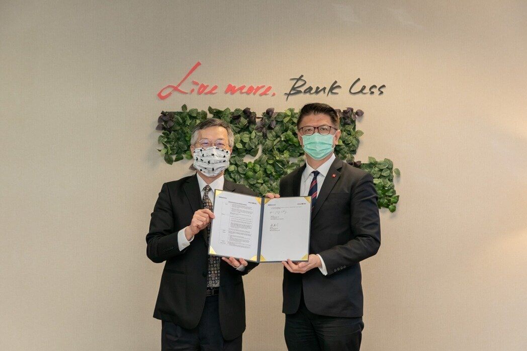 星展銀行（台灣）總經理林鑫川（右）與叡揚資訊總經理張培鏞簽署合作備忘錄(MOU)