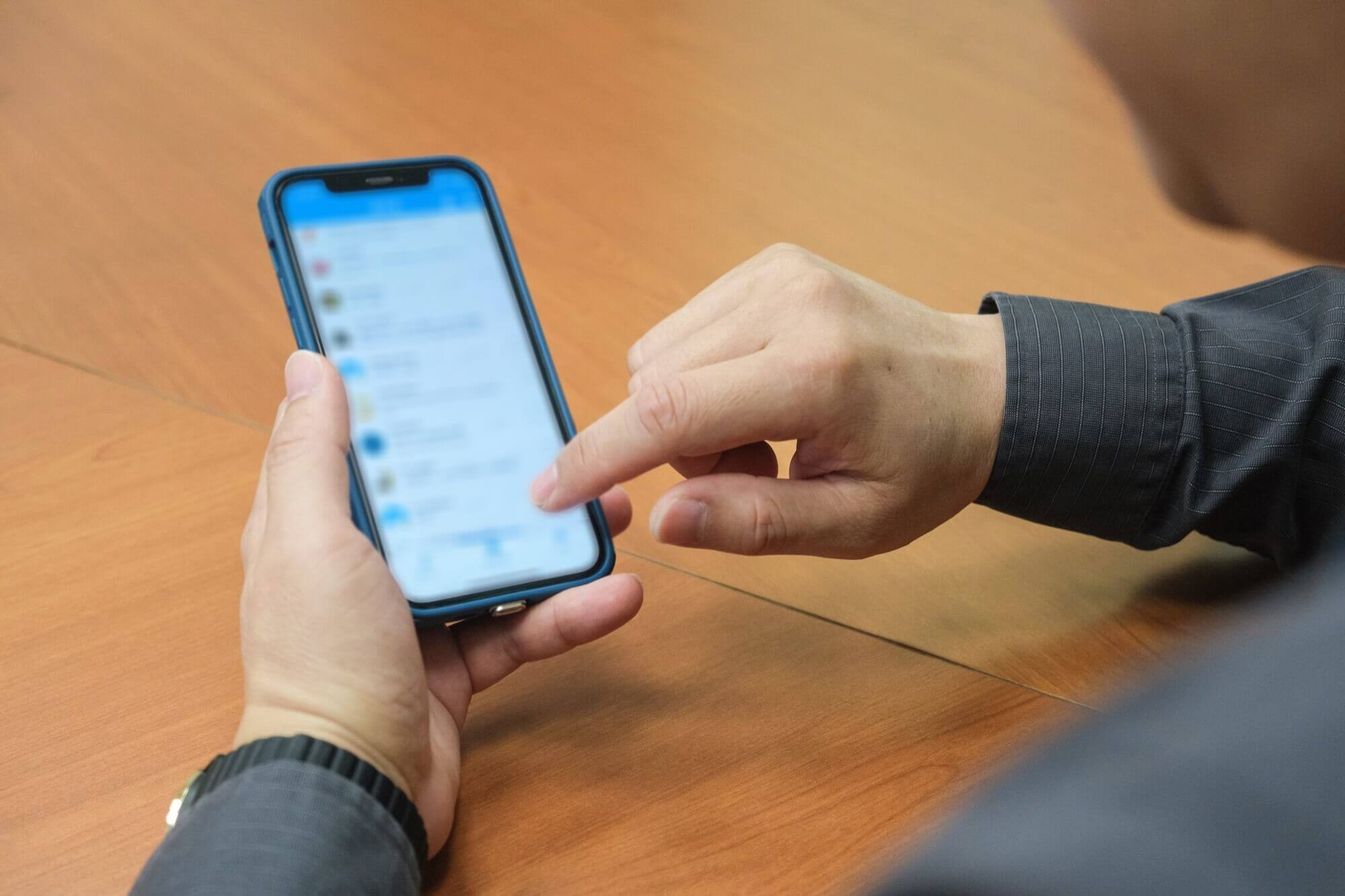 為了確保內網安全，創意電子會將智慧型手機列為重要的管控標的，並且限定每人只能登錄一支手機，如果使用者一旦換了新機就必須重新驗證與登錄。如今透過與對話式機器人的互動，只需按下單鍵就能方便又快速地完成新手機加入公司白名單的登錄作業。