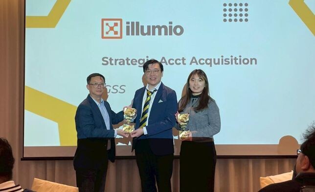 叡揚資訊資安團隊獲Illumio區域銷售總監Andrew Ong頒發「關鍵鍵業務開發獎」，肯定叡揚資訊協助企業落實零信任架構的專業能力與實績