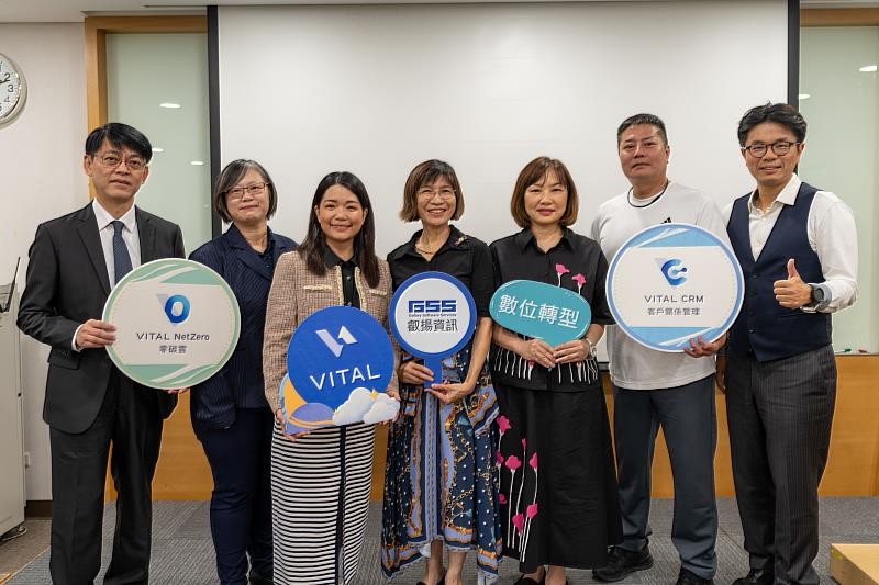 叡揚資訊舉辦 《2024 Vital Day： AI 驅動企業永續與減碳新商機》研討會，成功吸引超過百位企業代表踴躍出席，共同探索永續新契機。（從左至右）叡揚資訊處長李漢超、碩隆精密總經理特助朱美玉、總經理陳湘霖、叡揚資訊群總經理胡瑞柔、資深國際風險管理顧問白佩華、永續時代業務副總任國軒、叡揚資訊處長賴俊仁。