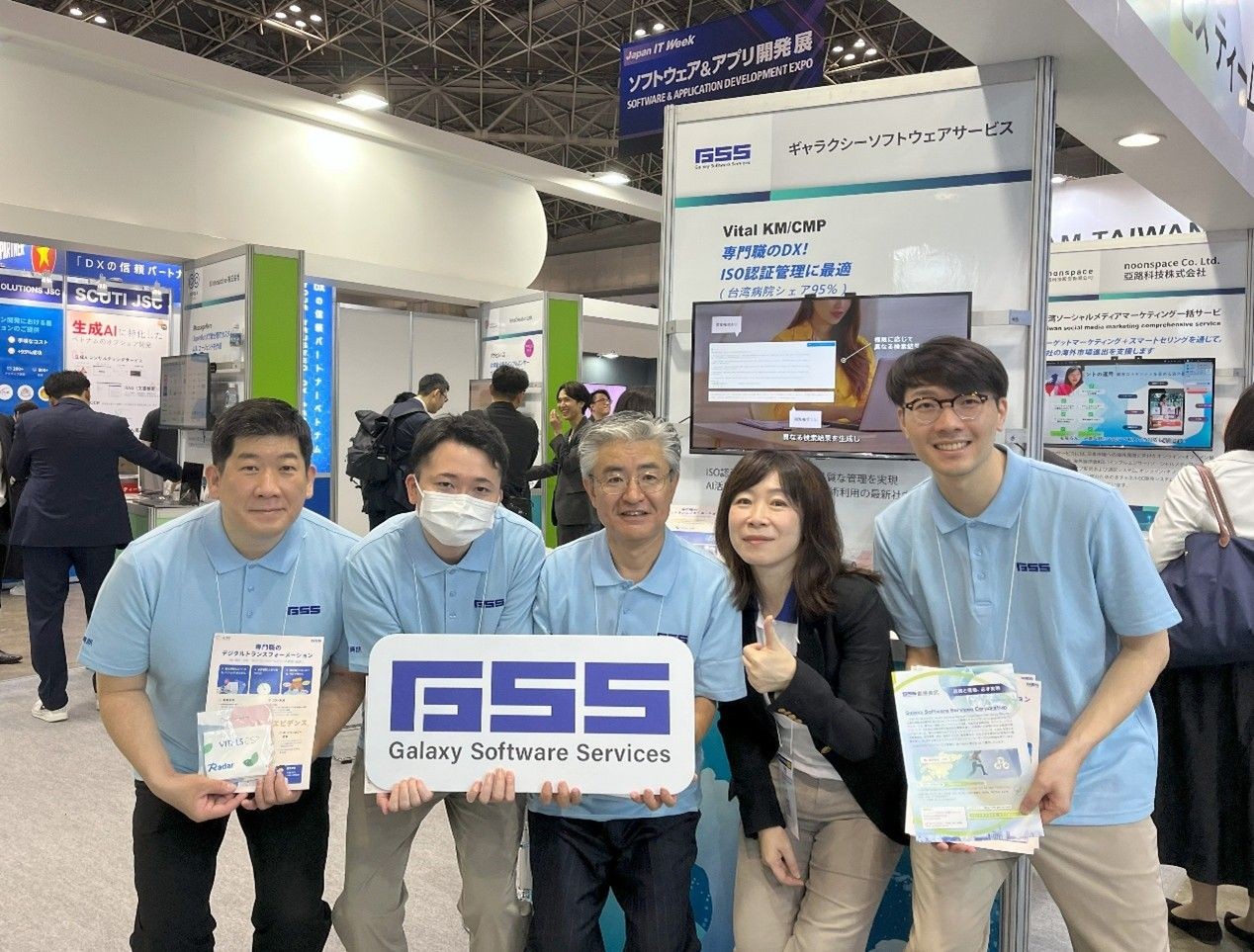 叡揚資訊及日本經銷商參展人員於Japan IT Week亮相。