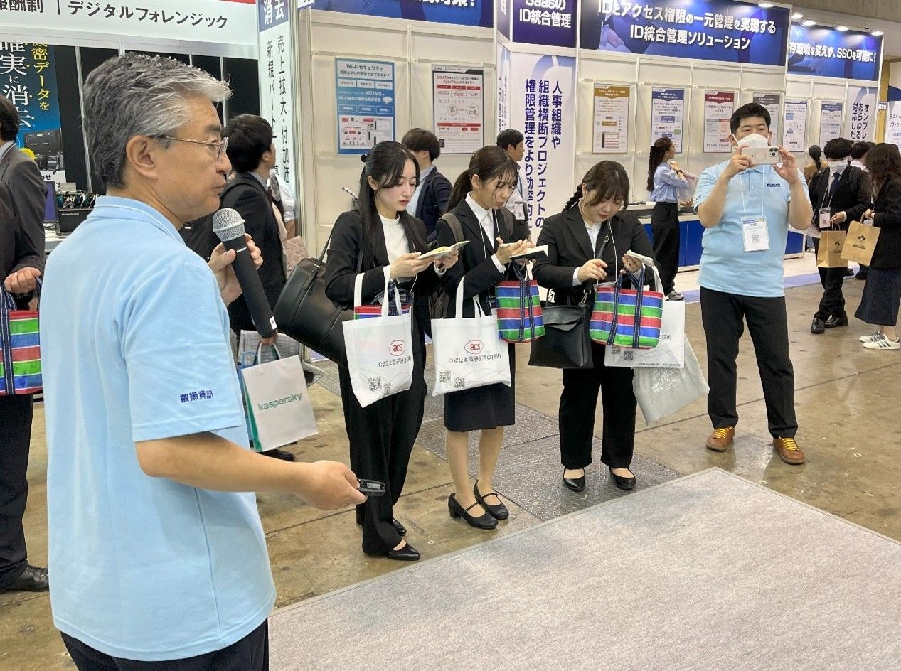 參訪者手提「茄芷袋」並筆記演說重點。