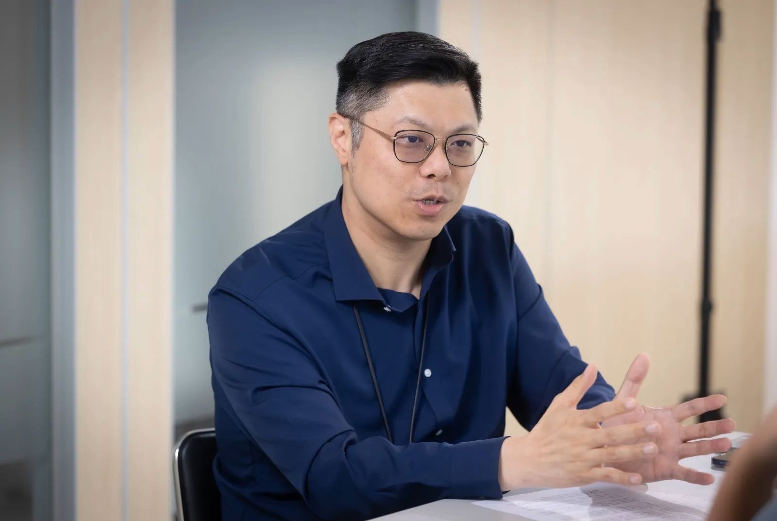 一小時縮短為20分鐘！叡揚為客戶打造的AI應用展現「釋放人力」的真正價值。符文藻強調：「AI不是取代專業，而是讓專業人員專注於真正需要判斷的事務。」