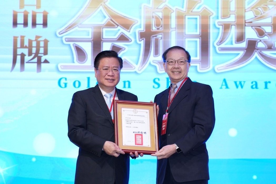 第七屆品牌金舶獎贊助企業，叡揚資訊總經理陳世安（右）接受表揚。圖／商總提供