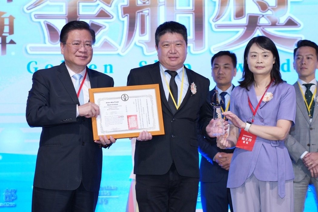 大車河有限公司得獎品牌「大車河」董事長楊國瑜（中）接受表揚。圖／商總提供