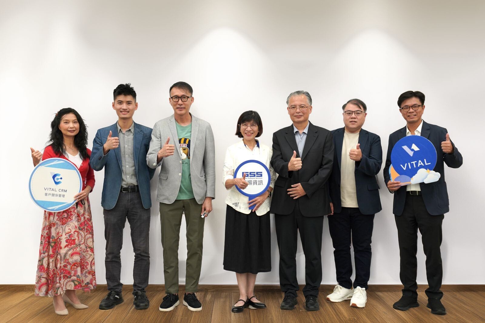 叡揚資訊舉辦「AI x CRM超進化」研討會，邀集多產業行銷專家分享 AI與數據的跨界應用。左 3 及左 4 為大數據品牌權威高端訓博士及叡揚資訊雲端及巨資事業群總經理胡瑞柔