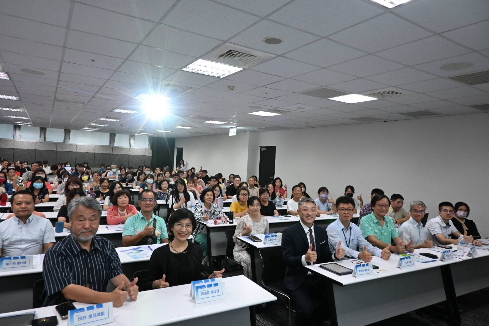 欣大資訊與叡揚資訊於「事務所 AI 升級」聯合發表會上揭示成熟的AI解決方案，協助事務所化解人力瓶頸，邁向智慧化經營。前排左起為叡揚資訊雲端產品總監田欣、雲端及巨資事業群總經理胡瑞柔、欣大資訊會計師陳智鴻及經理王志成