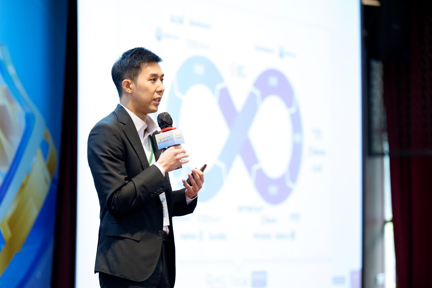 叡揚資訊資安直屬事業處龍治廷經理於活動中分享因應CRA法規的SSDLC實務經驗，協助企業強化產品與供應鏈安全，因應CRA合規打造產品安全競爭力