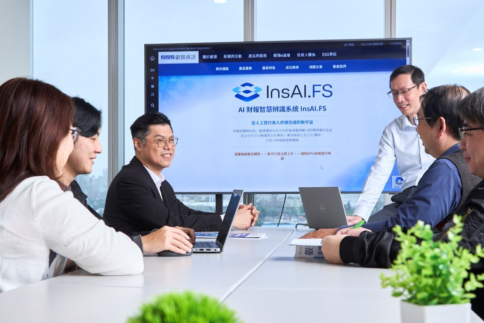 從大型專案累積的實務經驗,叡揚轉化為可快速導入的產品與解決方案,讓企業在日常營運中,就能逐步導入、持續優化