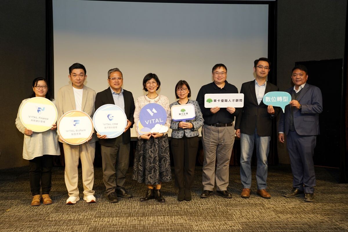 叡揚資訊Vital雲端服務家族發布Agentic AI解決方案,邀請華卡企業總經理呂如萍(右4)與轉型顧問洪偉騰(右2)現身分享企業數位轉型實戰經驗