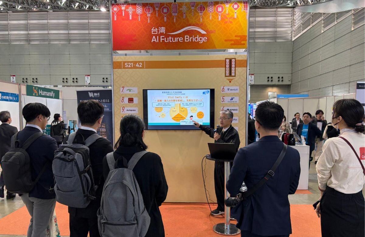 iGSS社長於展覽中進行產品介紹，分享叡揚雲端產品於日本企業的應用