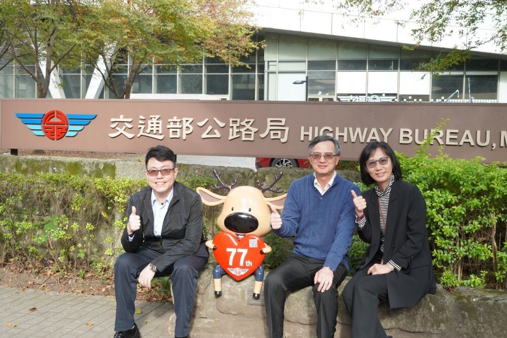 交通部公路局團隊與叡揚資訊合影。左起：交通部公路局資訊室張永青主任、秘書室倪運壽主任、 叡揚資訊公文暨服務管理直屬事業處劉玉雯處長