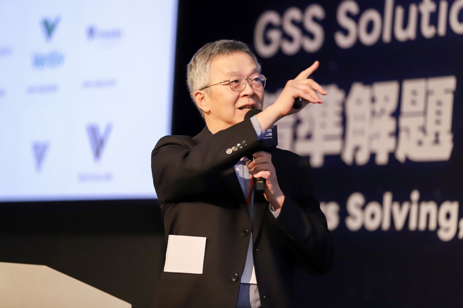 叡揚資訊張培鏞董事長開場致詞,分享叡揚於AI時代的觀察與經驗