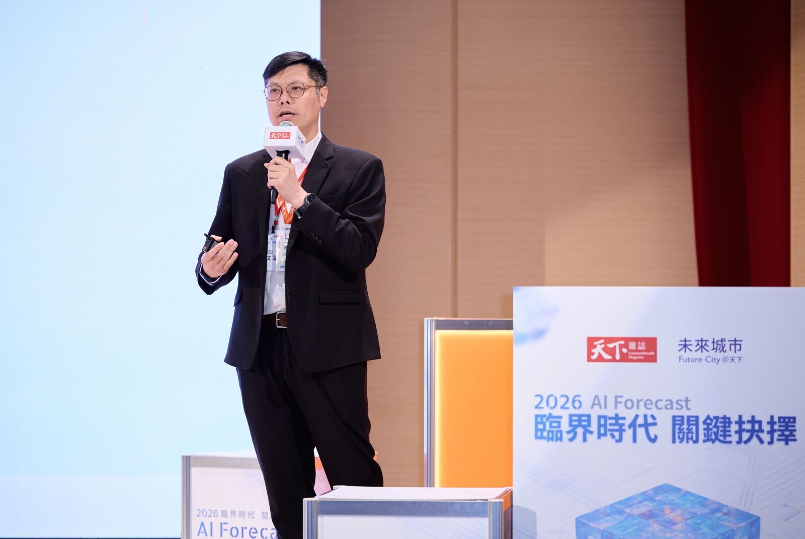 符文藻提醒，面對企業導入AI，雖然通用大模型對個人工作有幫助，但是應用到企業上卻不是同樣的情境，當企業要導入AI，「可靠性」是最高、最優先的考量。 圖/天下雜誌