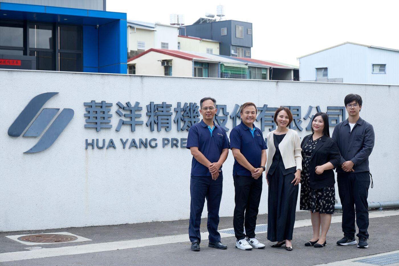 左起:華洋精機 資訊經理 沈聰男、總經理 蕭賢德、叡揚資訊系統 直屬事業處 資深處長 何玉雲、業務經理 李霞蕙 及 技術顧問 林祐毅