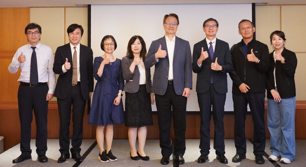 從左至右:叡揚資訊王瑞斌處長、政治大學顏敏仁院長、聯新國際醫院張玲華副院長、叡揚資訊姚紹麒副處長、叡揚資訊余君健事業群總經理、聯成化學科技徐造華資深副總、強茂周釗安副總、強茂宋婉慈特助