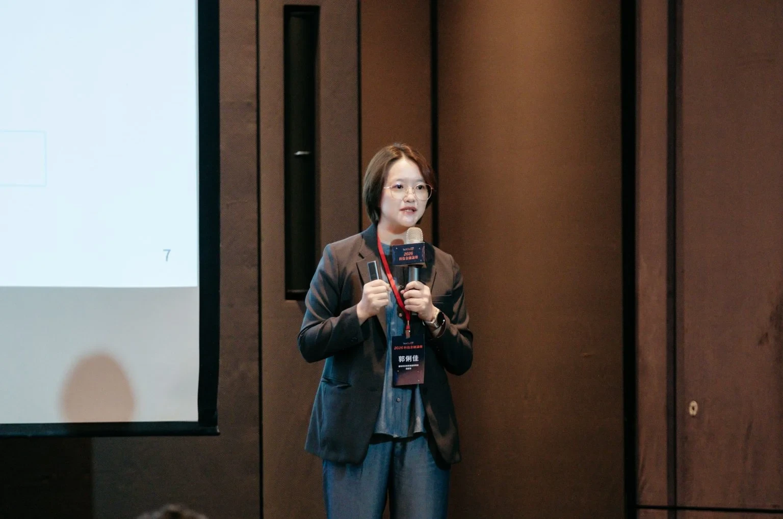 郭俐佳指出，近年來攻擊者已不再以企業本身作為唯一目標，而是轉向開源社群、第三方服務供應商、AI 模型與資料來源等供應鏈環節發動攻擊。一旦其中任一環節遭到入侵，影響範圍往往橫跨數百甚至數千家企業。(圖:TechOrange 科技報橘)