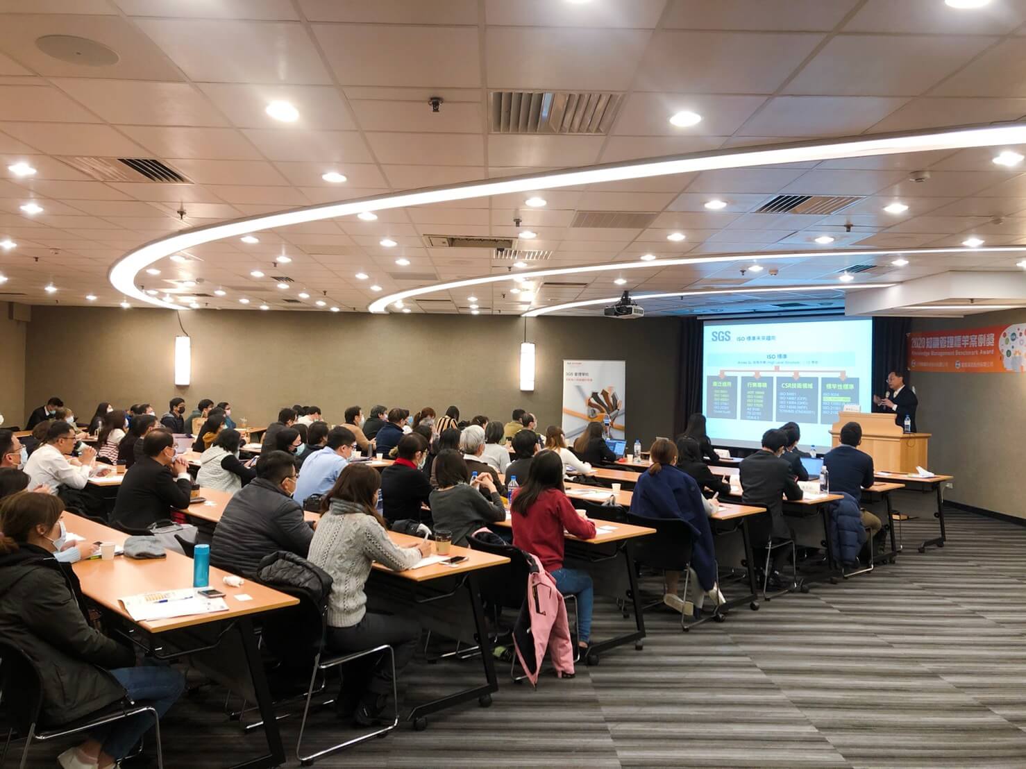 圖二SGS黃世忠副總裁分享知識管理標竿案例獎源起與競賽辦法